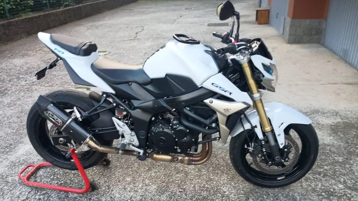 Suzuki GSR 750 (2010 - 15)  (2)