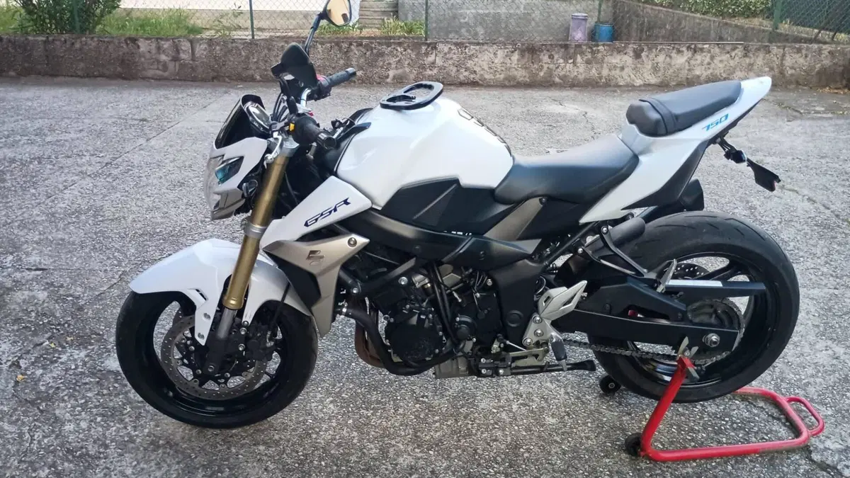 Suzuki GSR 750 (2010 - 15)  (3)