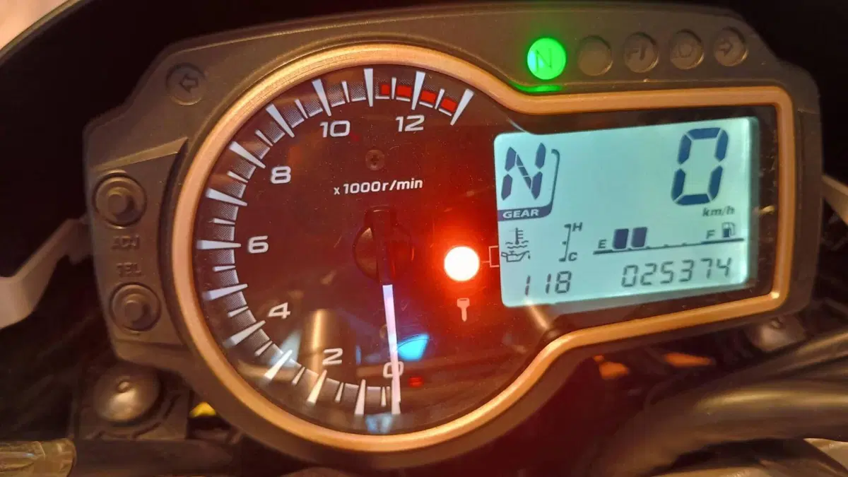 Suzuki GSR 750 (2010 - 15)  (4)