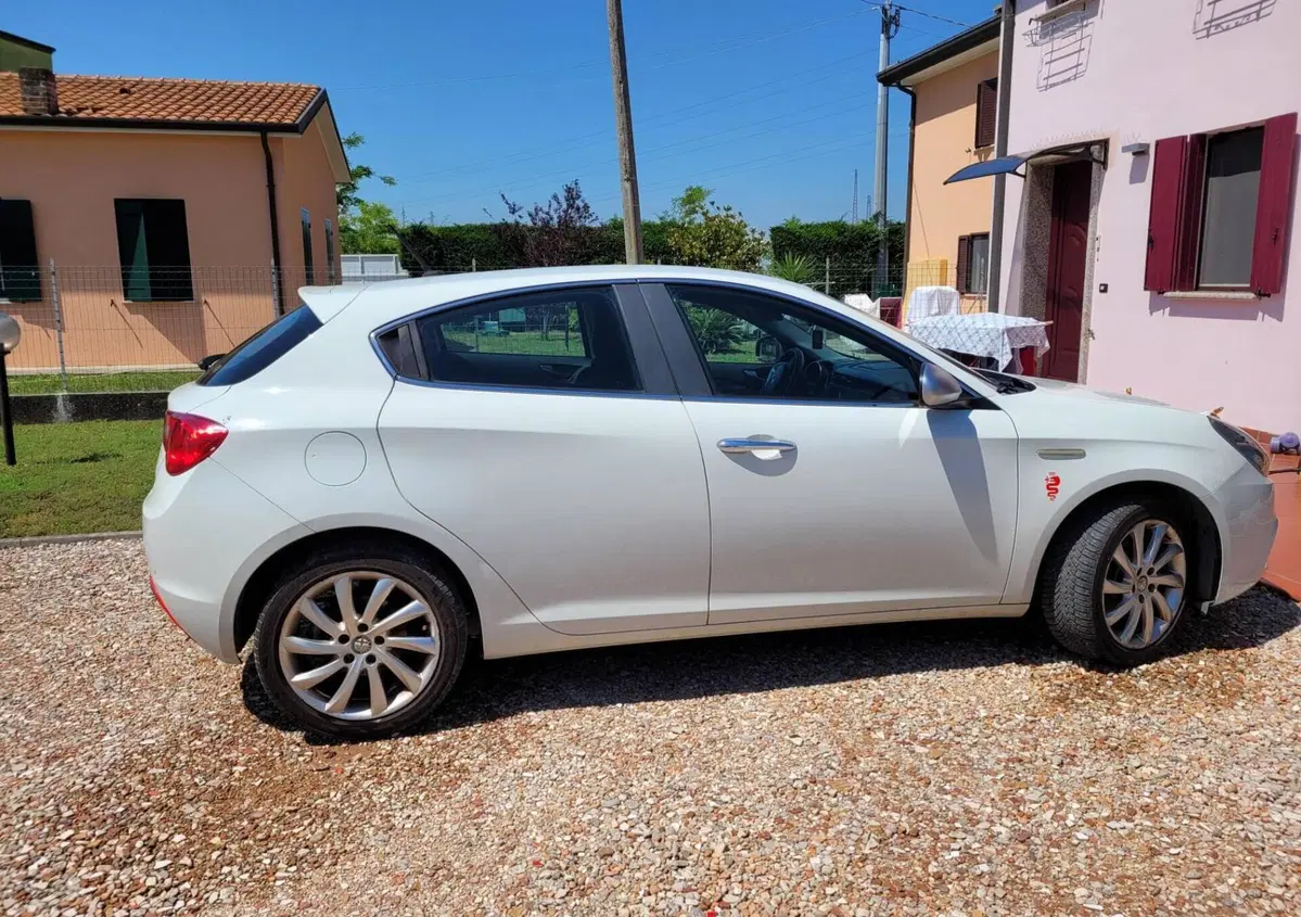 Alfa Romeo Giulietta 1.4 Turbo Distinctive Gpl 120cv E6 (2)
