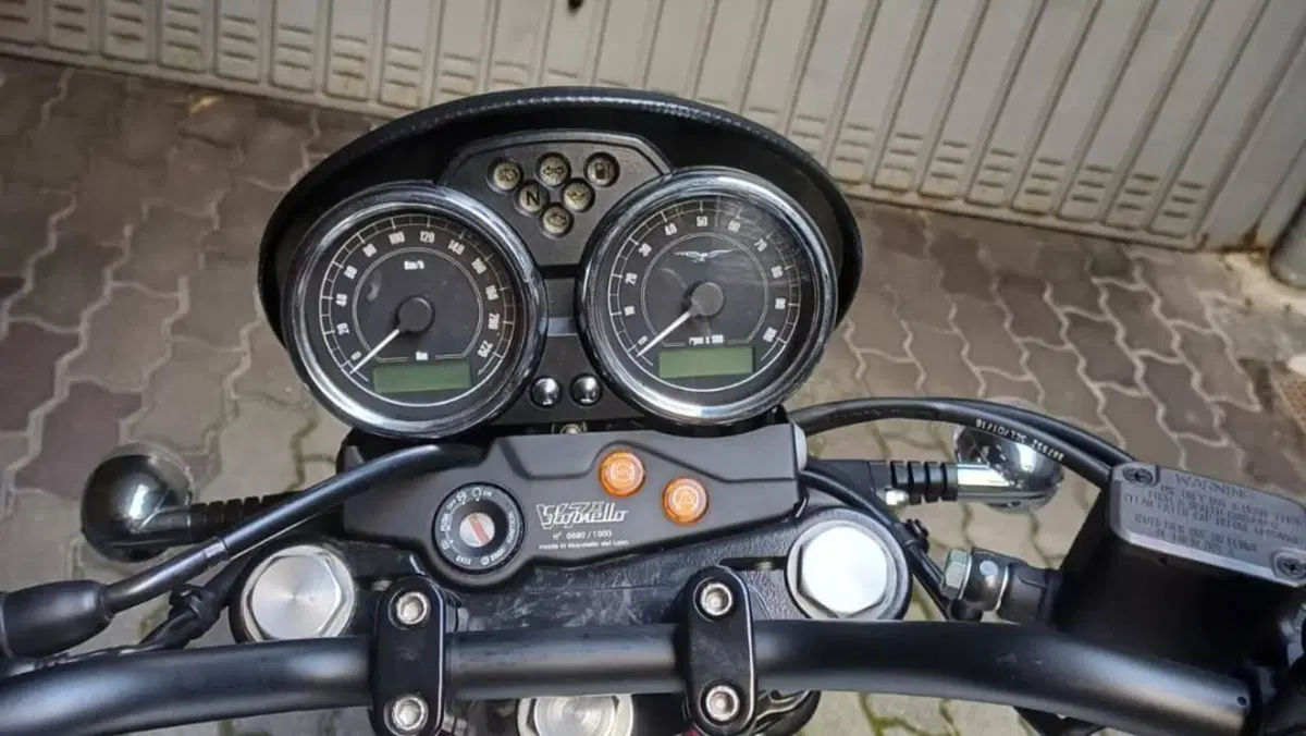 Moto Guzzi V7 II Stornello (2017 - 18)  (3)