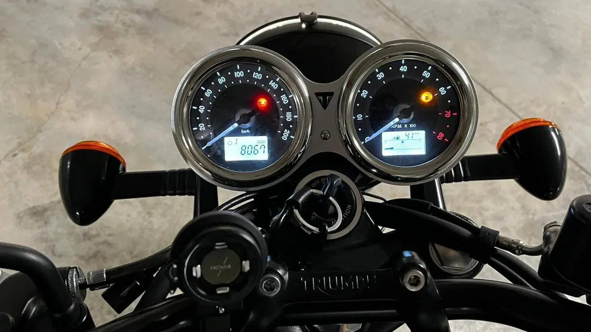 Triumph Bonneville T100 Black (2017 - 20)  (7)