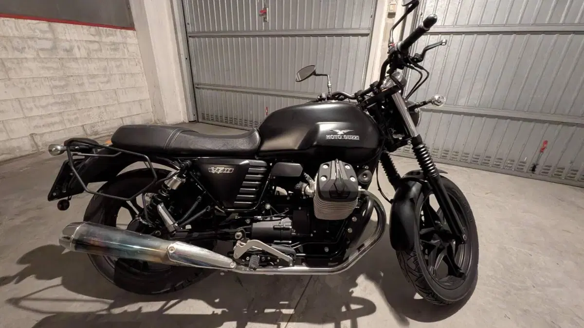 Moto Guzzi V7 II Stone (2015 - 17) 