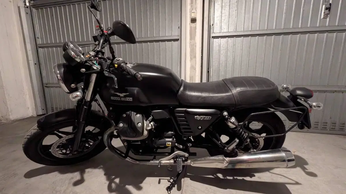 Moto Guzzi V7 II Stone (2015 - 17)  (2)
