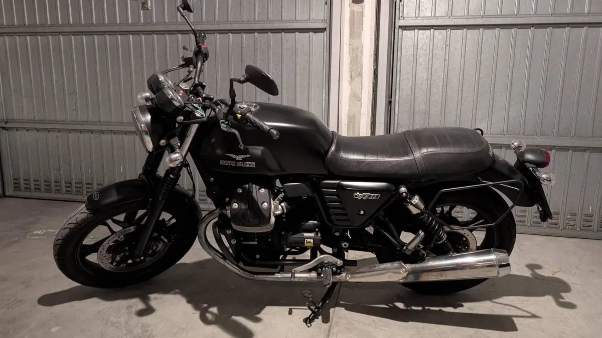 Moto Guzzi V7 II Stone (2015 - 17)  (3)