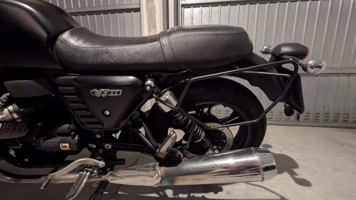 Moto Guzzi V7 II Stone (2015 - 17)  (5)