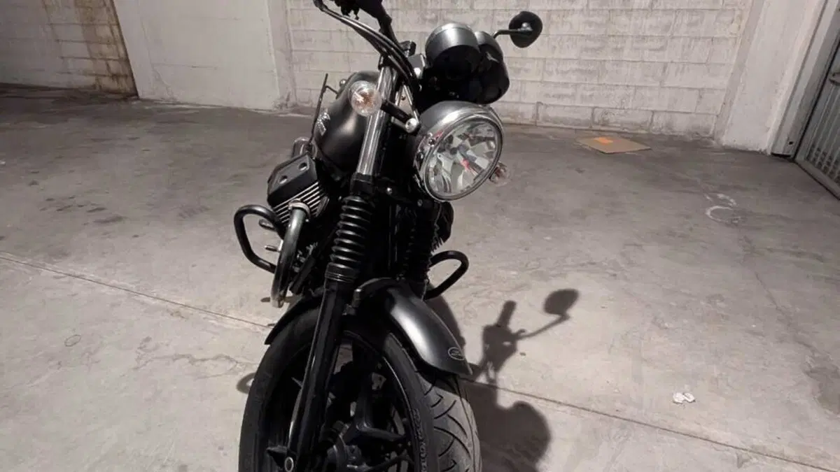 Moto Guzzi V7 II Stone (2015 - 17)  (6)