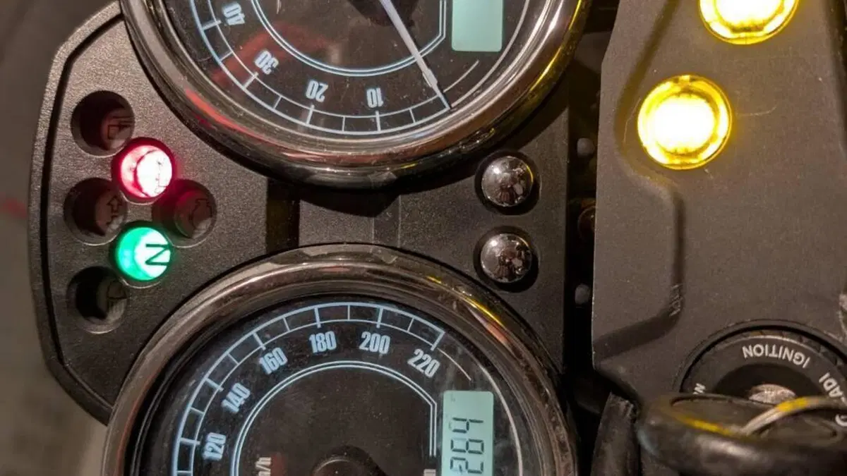 Moto Guzzi V7 II Stone (2015 - 17)  (10)