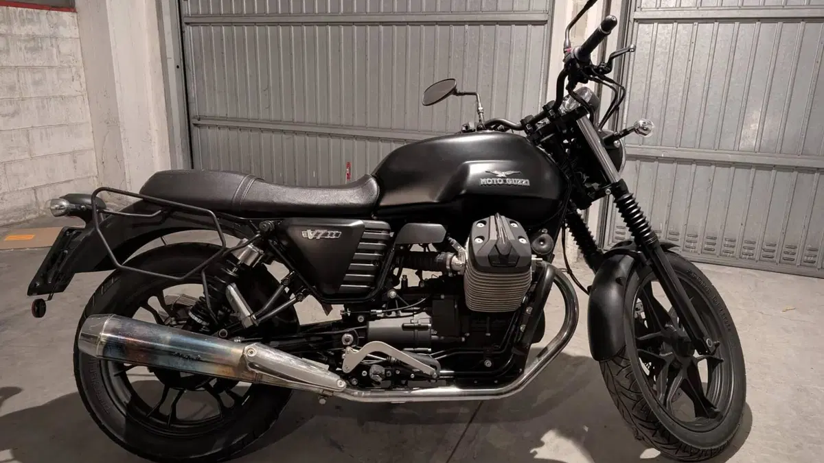 Moto Guzzi V7 II Stone (2015 - 17)  (12)