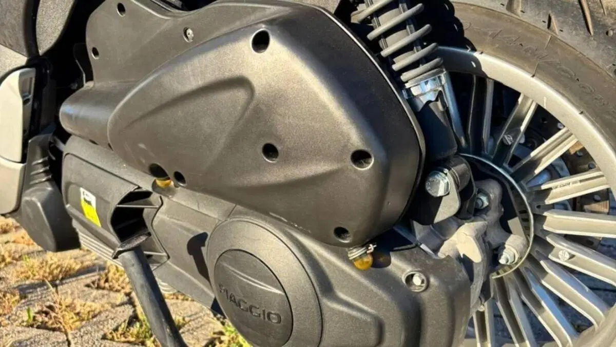 Piaggio Beverly 300 i.e. ABS-ASR (2016 - 20)  (8)
