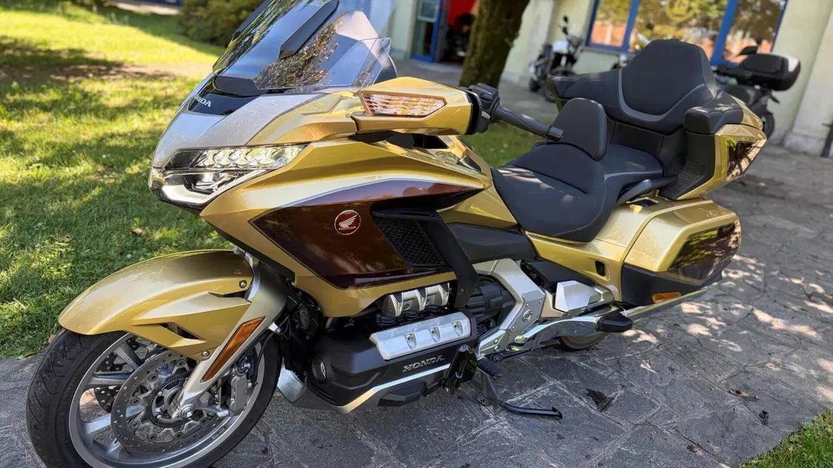 Honda GL 1800 Gold Wing Tour 50° Anniversario (2025 - 26)  (2)