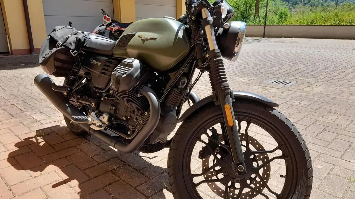 Moto Guzzi V7 III Stone (2017 - 20)  (2)