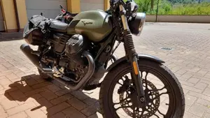 Moto Guzzi V7 III Stone (2017 - 20)  (2)