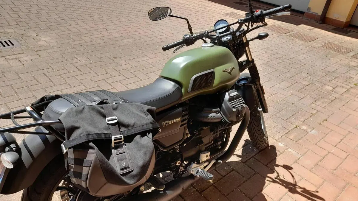 Moto Guzzi V7 III Stone (2017 - 20)  (3)