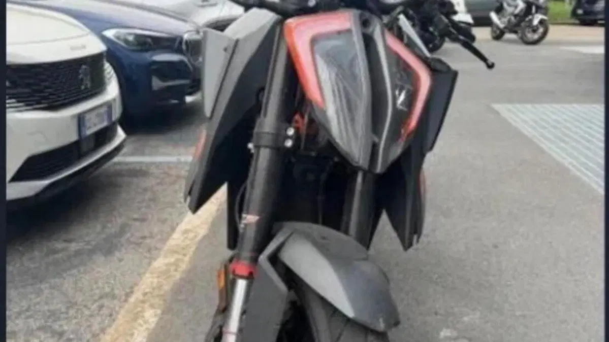 KTM 1290 Super Duke R (2021)  (2)