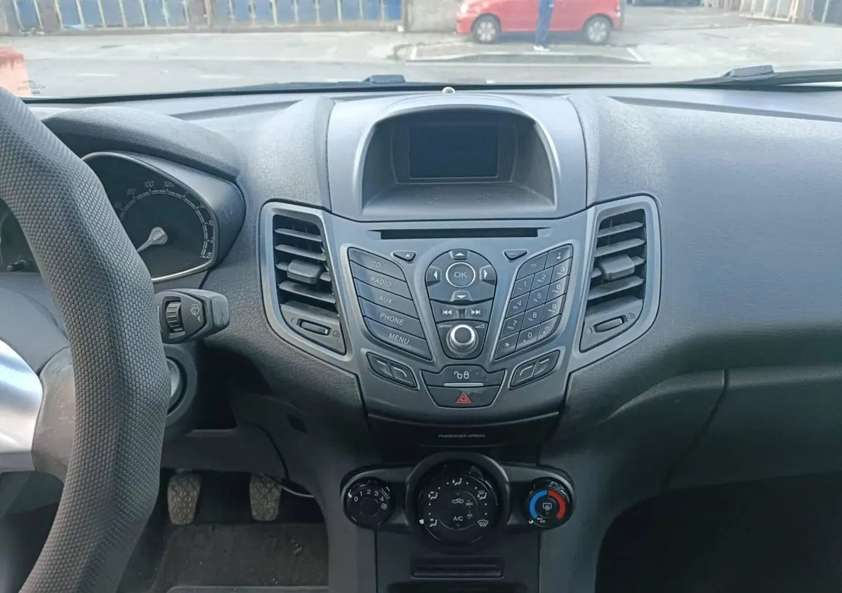 Ford Fiesta 1.2 60CV 5 porte (8)