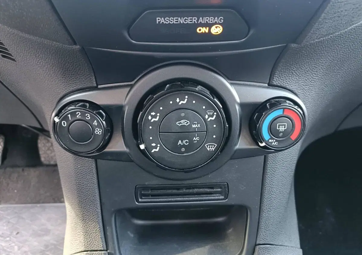 Ford Fiesta 1.2 60CV 5 porte (10)