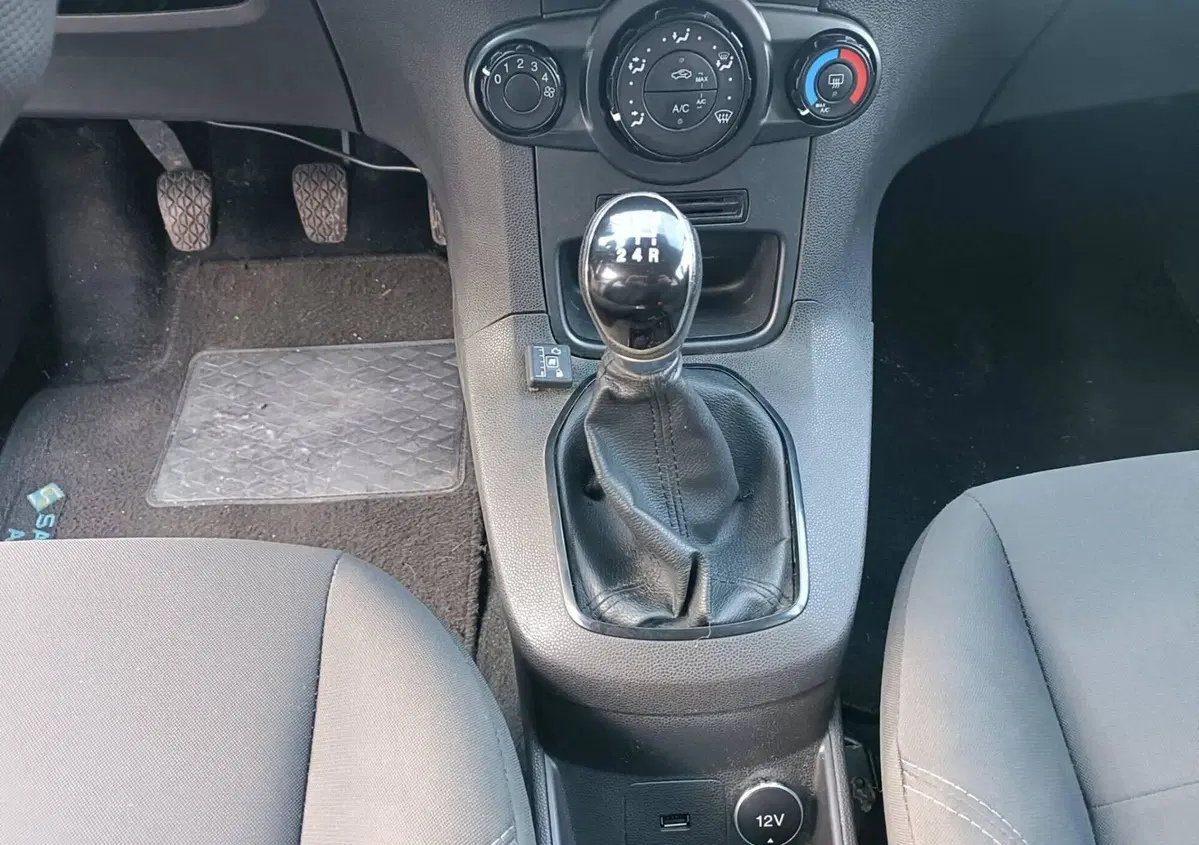 Ford Fiesta 1.2 60CV 5 porte (11)