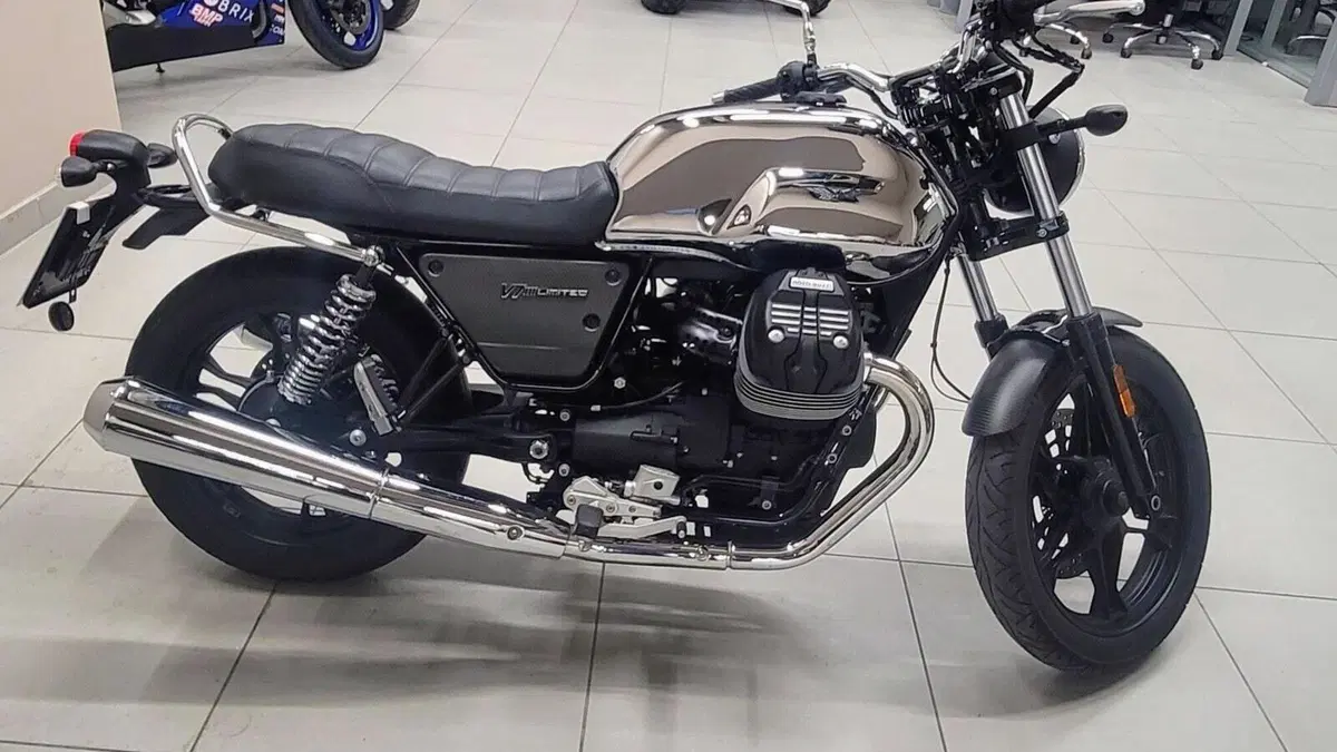 Moto Guzzi V7 III Limited (2018)  (2)