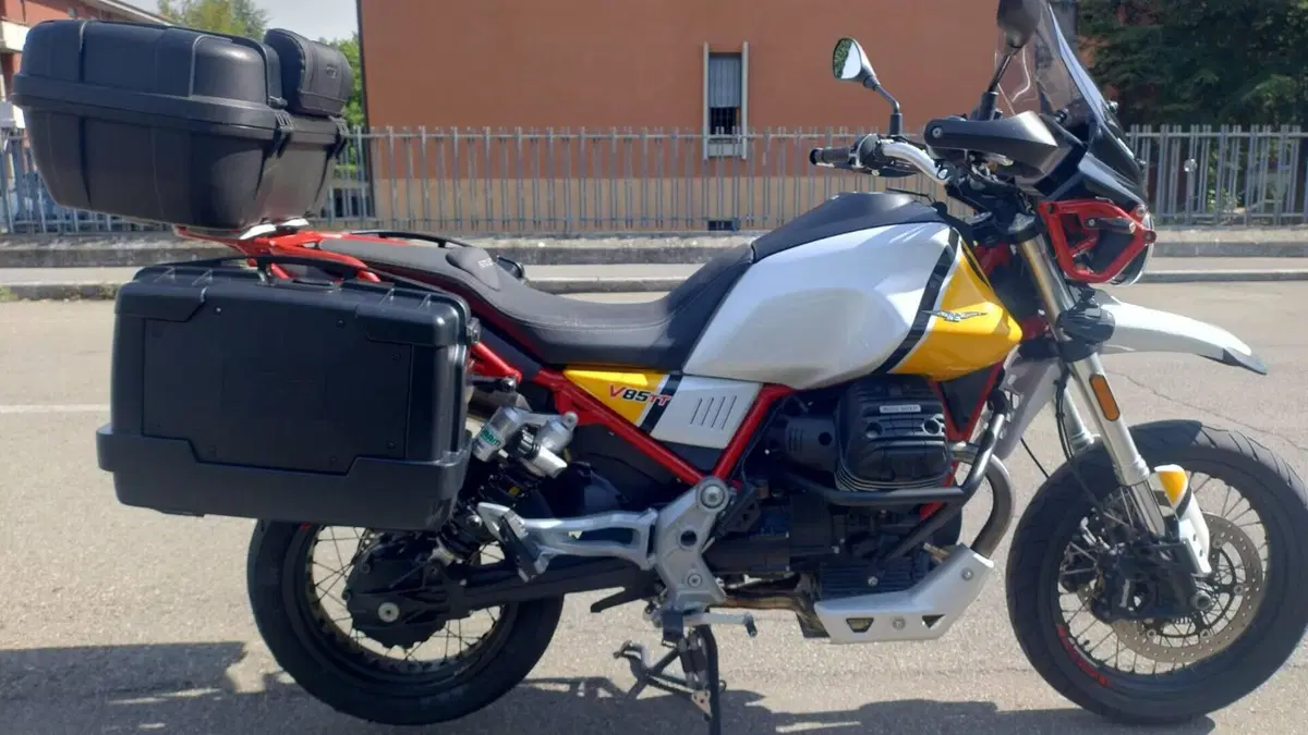 Moto Guzzi V85 TT Evocative Graphics (2019 - 20)  (2)