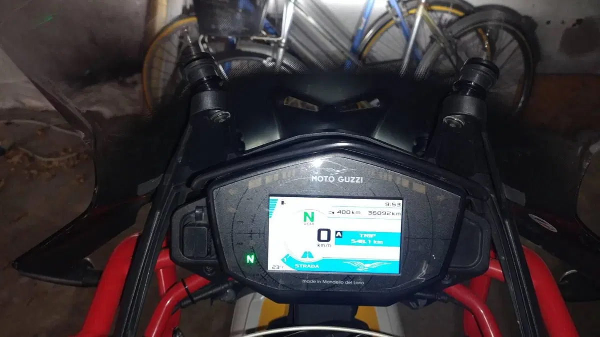 Moto Guzzi V85 TT Evocative Graphics (2019 - 20)  (6)
