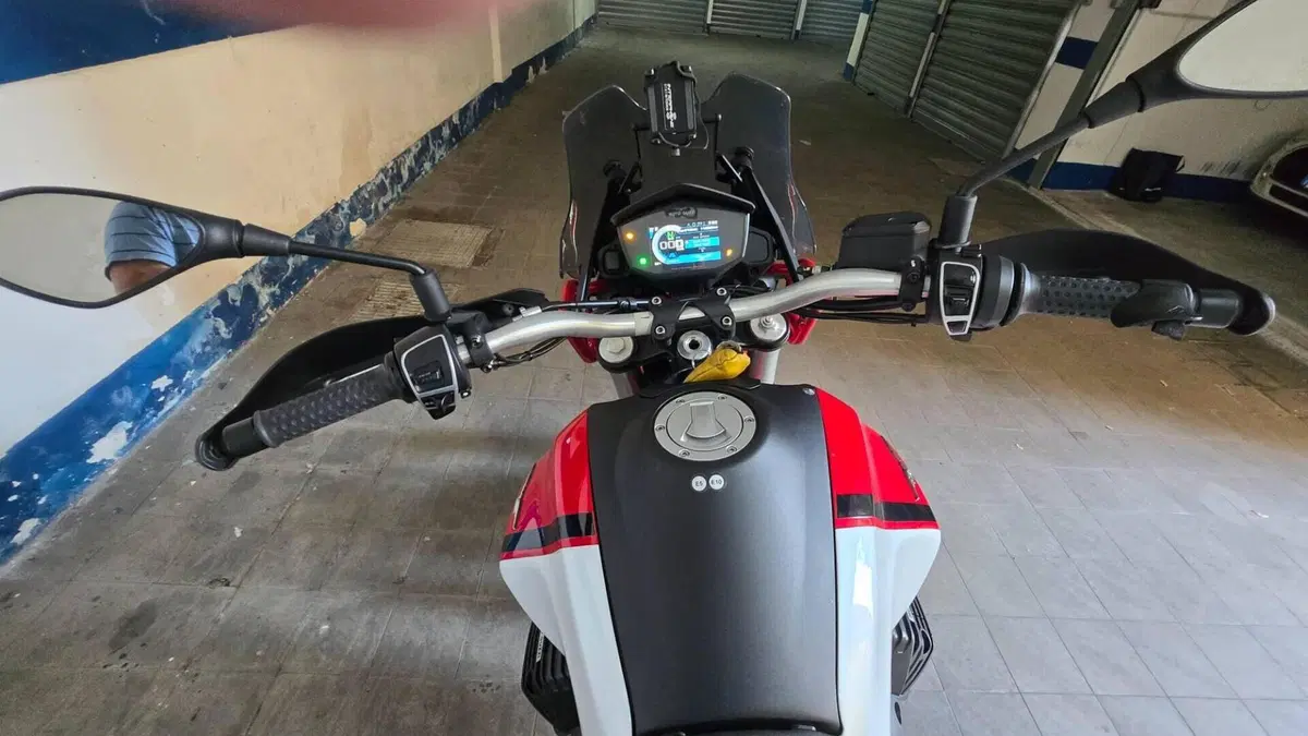 Moto Guzzi V85 TT (2021 - 23)  (5)