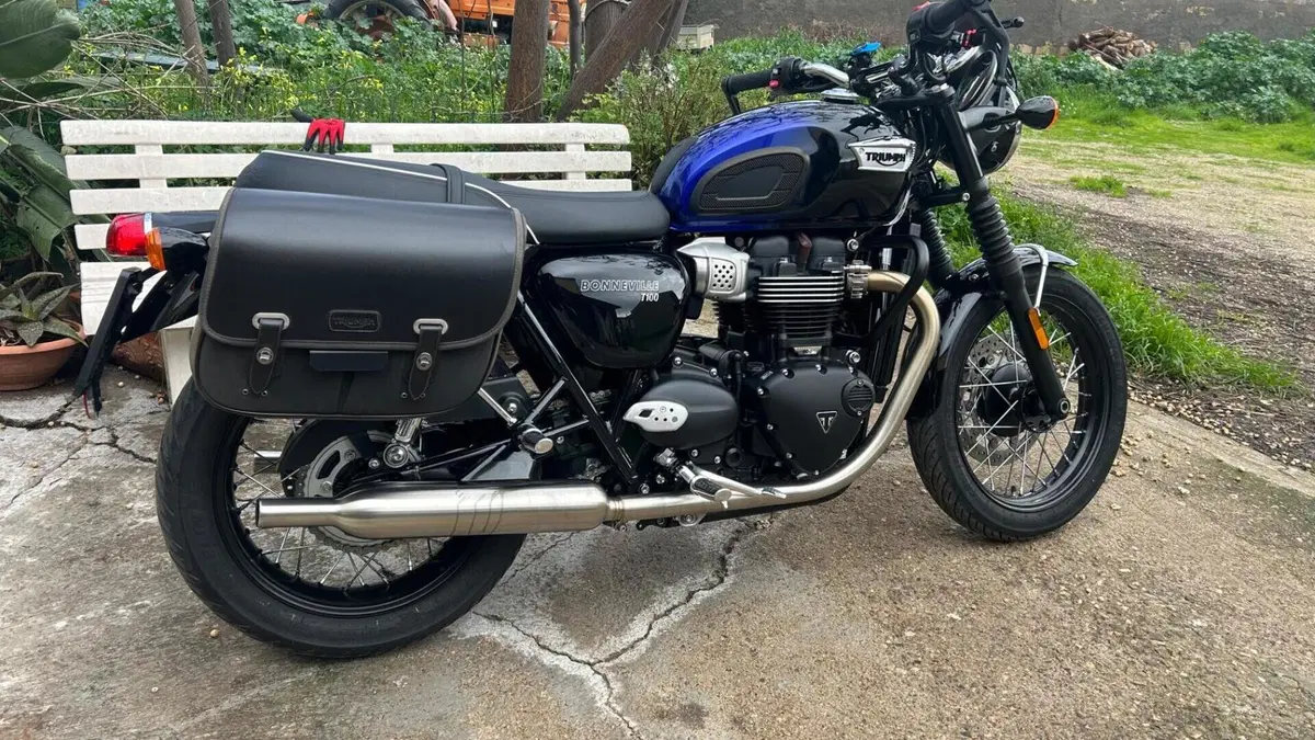 Triumph Bonneville T100 Stealth Edition (2024) 