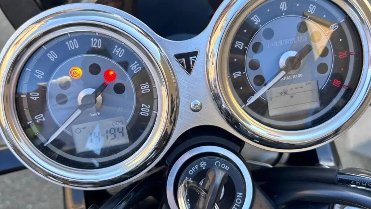 Triumph Bonneville T100 Stealth Edition (2024)  (2)