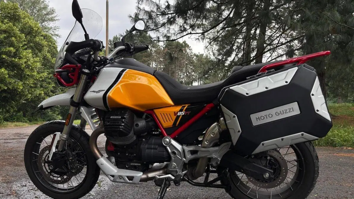 Moto Guzzi V85 TT Evocative Graphics (2021 - 23)  (2)