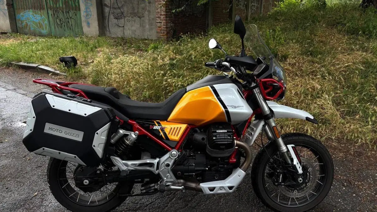 Moto Guzzi V85 TT Evocative Graphics (2021 - 23)  (5)