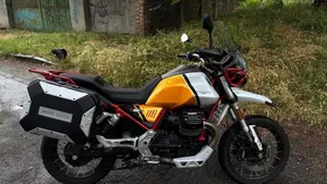 Moto Guzzi V85 TT Evocative Graphics (2021 - 23)  (5)