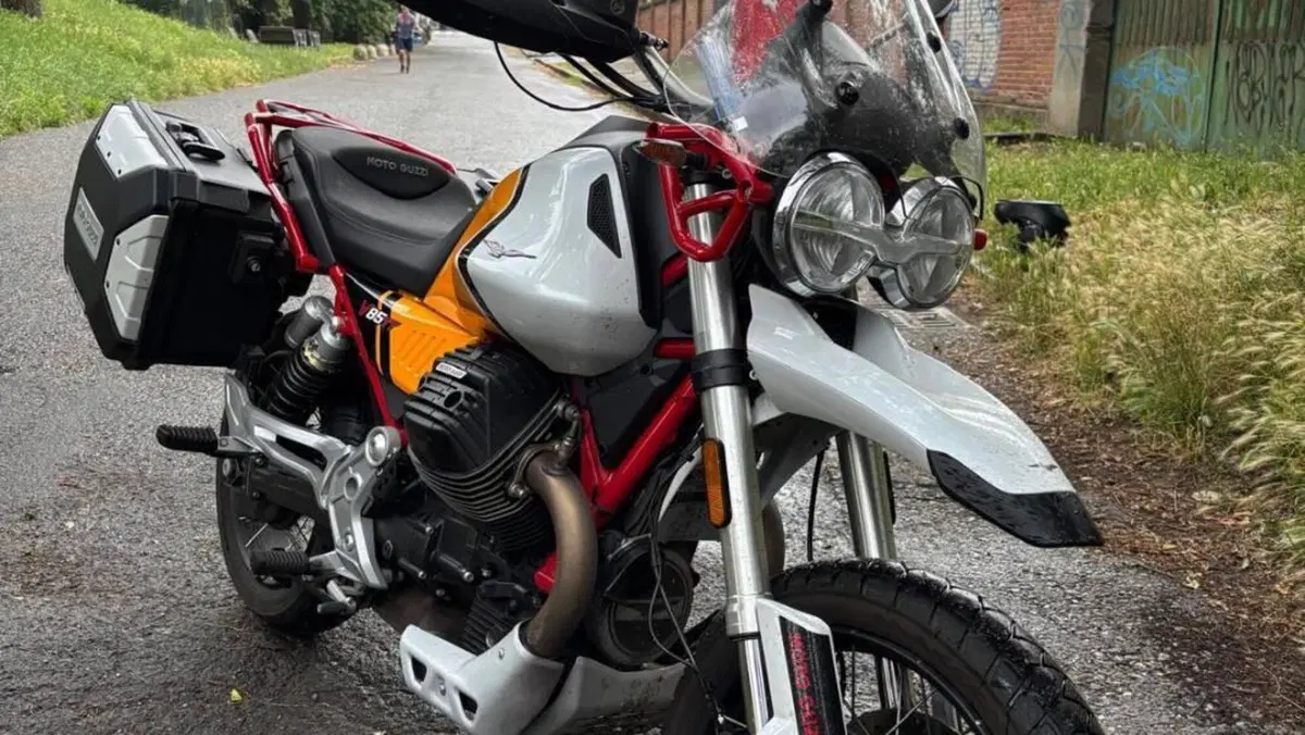 Moto Guzzi V85 TT Evocative Graphics (2021 - 23)  (6)
