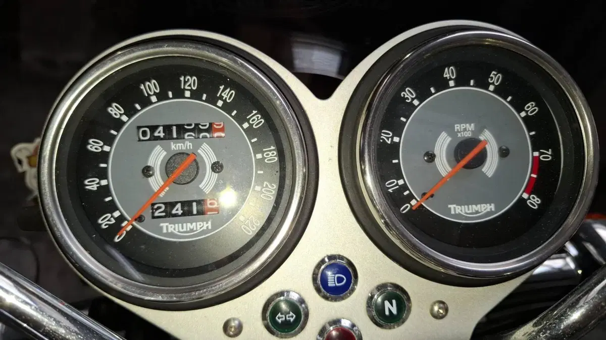 Triumph Bonneville T100 (2008 - 16)  (2)