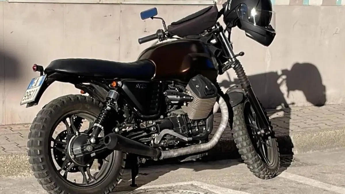 Moto Guzzi V7 II Stone (2015 - 17)  (2)