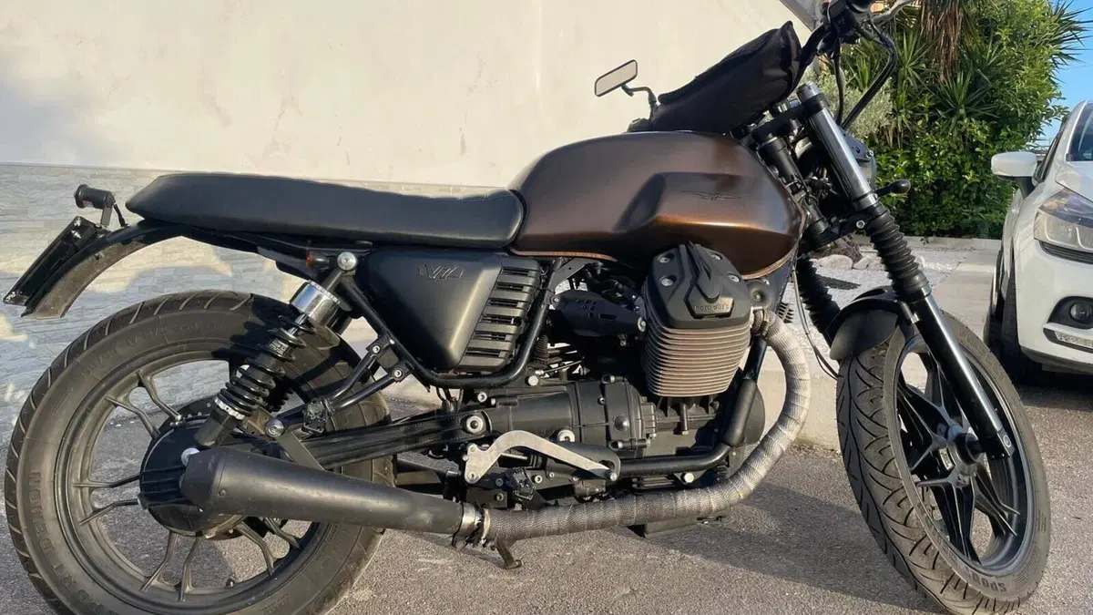Moto Guzzi V7 II Stone (2015 - 17)  (3)