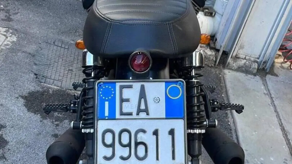 Moto Guzzi V7 II Stone (2015 - 17)  (8)