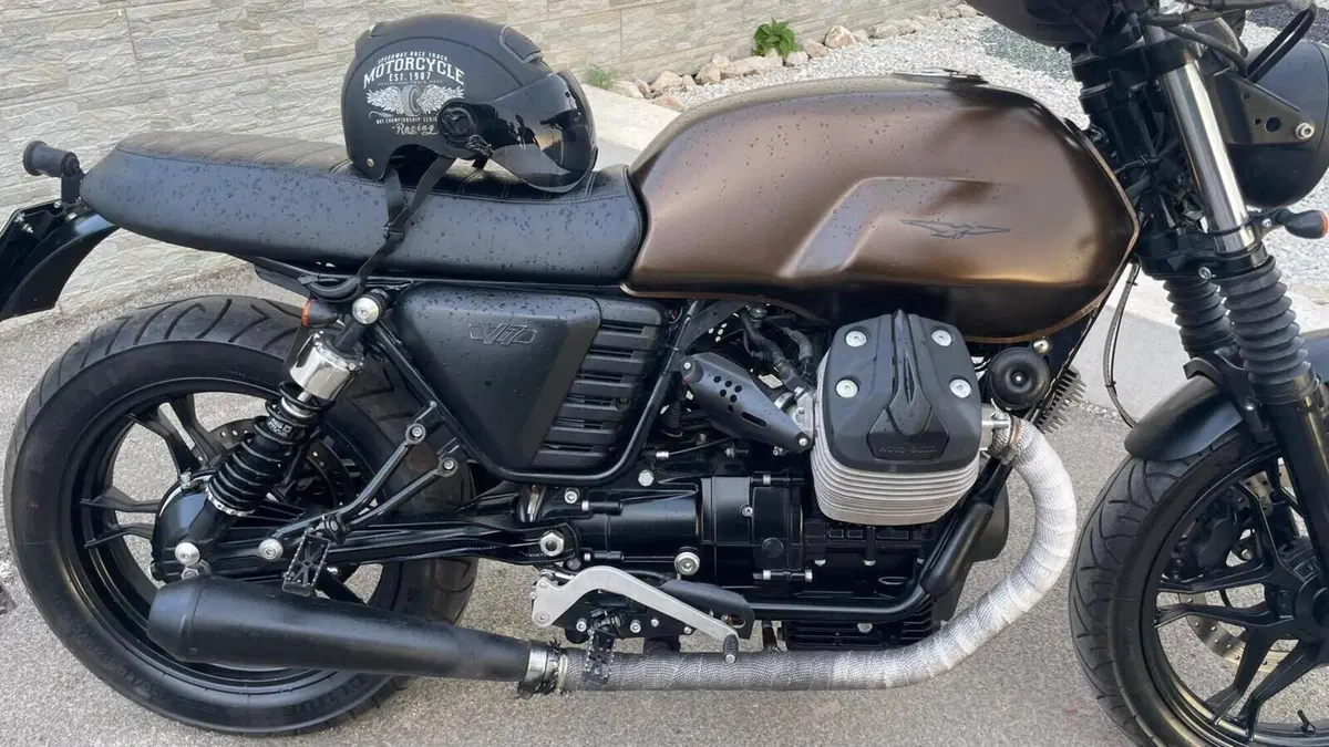 Moto Guzzi V7 II Stone (2015 - 17)  (11)