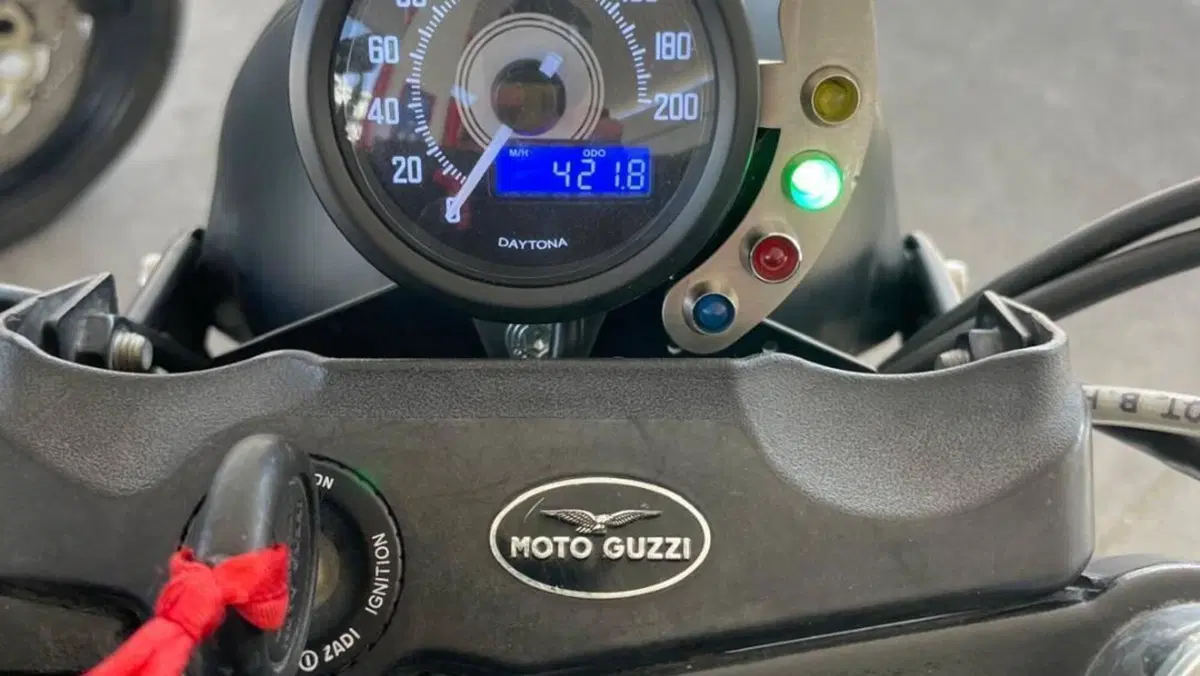 Moto Guzzi V7 II Stone (2015 - 17)  (12)