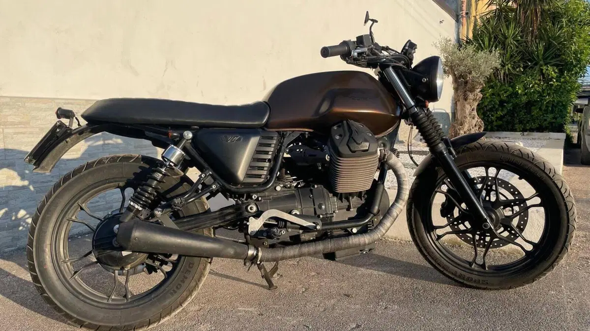 Moto Guzzi V7 II Stone (2015 - 17)  (13)