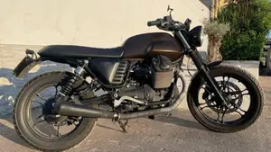 Moto Guzzi V7 II Stone (2015 - 17)  (13)