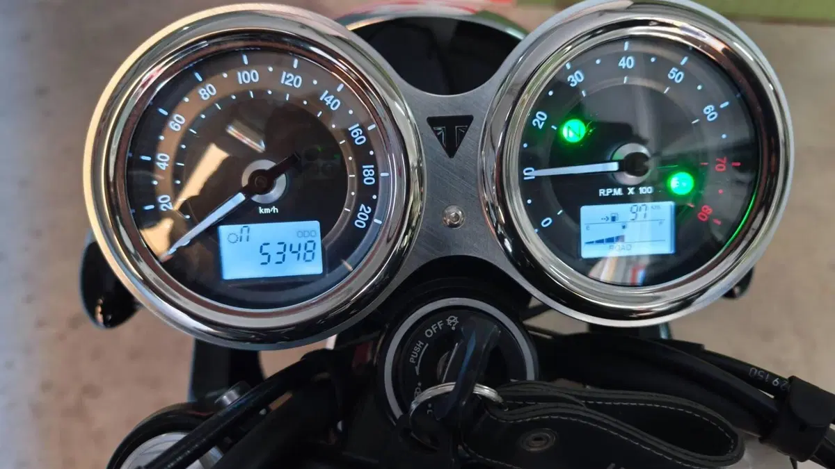 Triumph Bonneville T120 (2016 - 20)  (2)