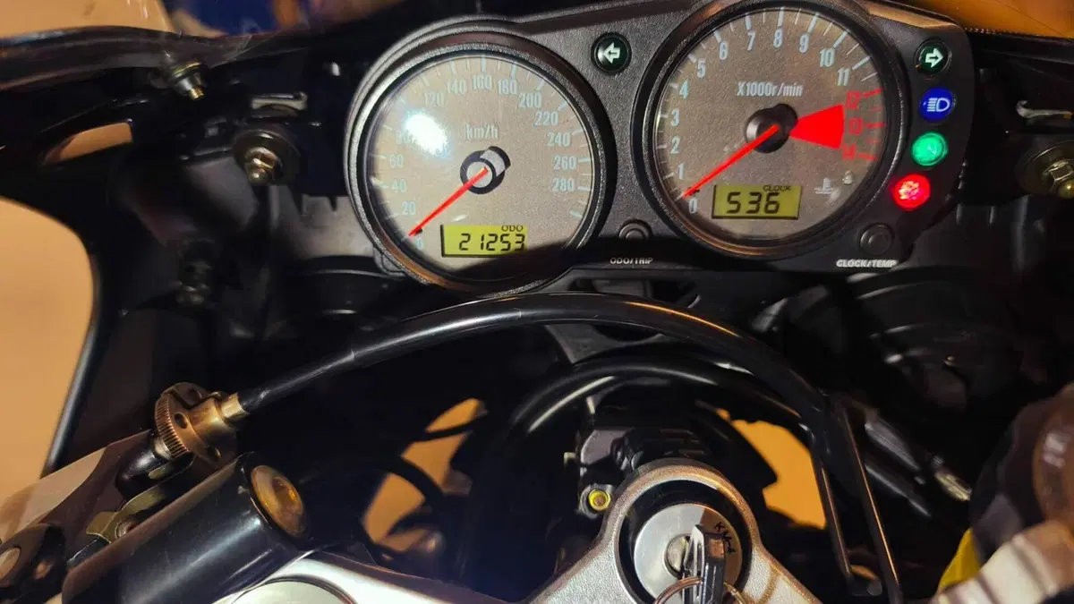 Kawasaki Ninja 900 ZX-9R (1998 - 01)  (6)