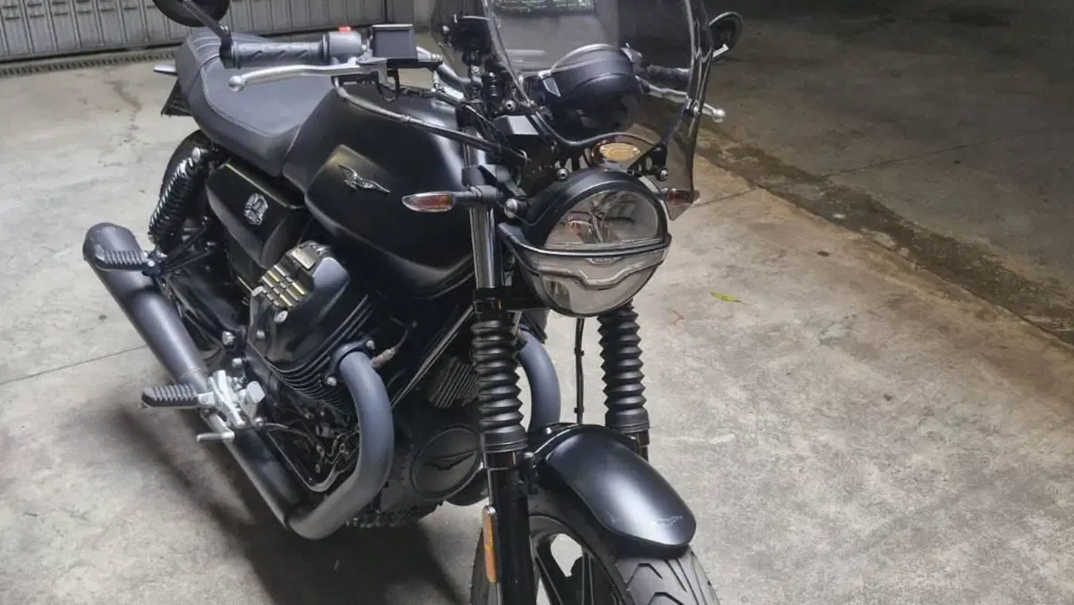 Moto Guzzi V7 Stone (2021 - 24)  (2)