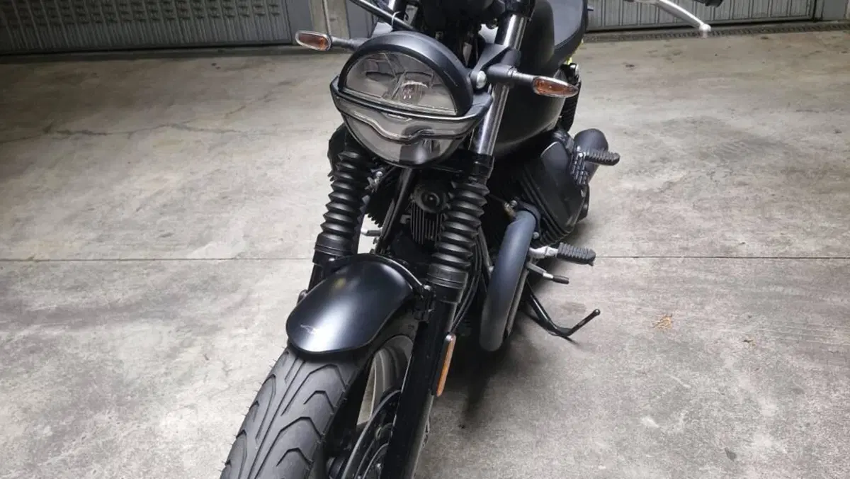 Moto Guzzi V7 Stone (2021 - 24)  (4)