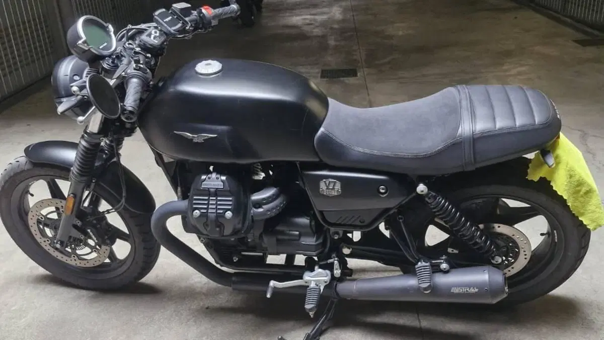 Moto Guzzi V7 Stone (2021 - 24)  (5)