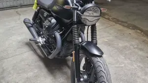 Moto Guzzi V7 Stone (2021 - 24)  (7)