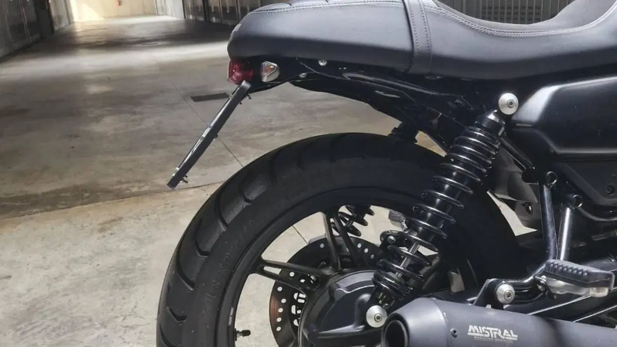 Moto Guzzi V7 Stone (2021 - 24)  (10)