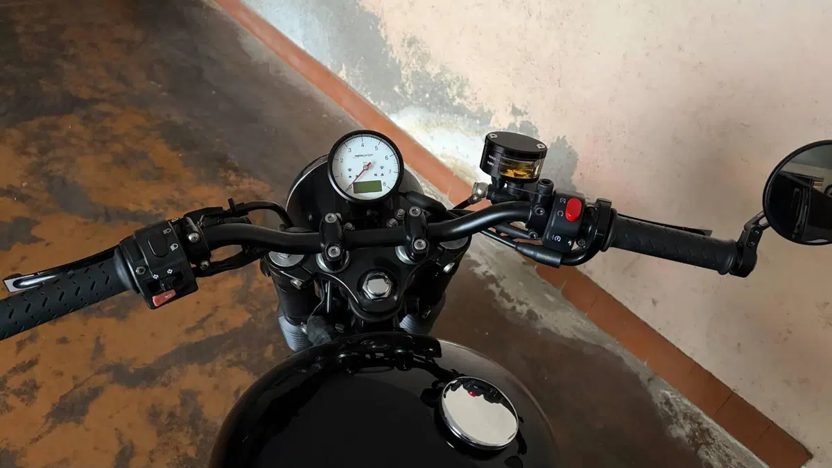 Triumph Thruxton 900 (2004 - 15)  (4)