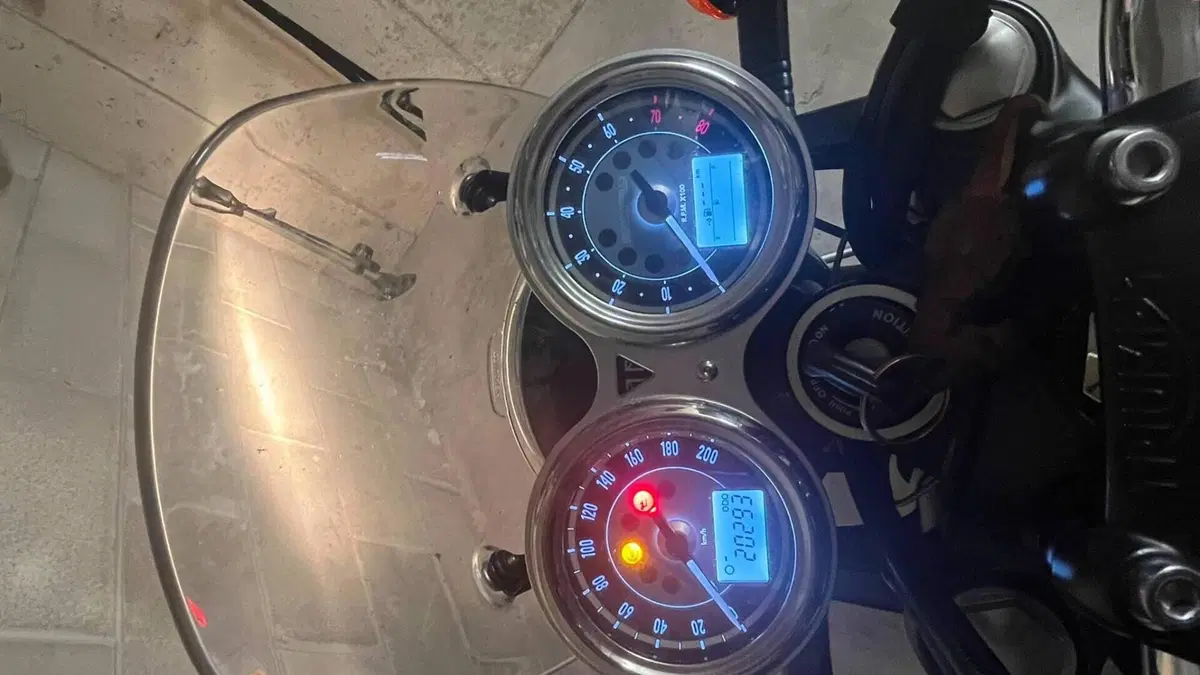 Triumph Bonneville T100 (2021 - 25)  (4)
