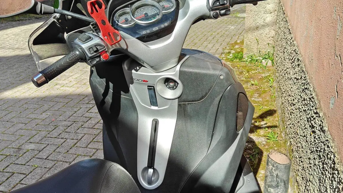 Piaggio Mp3 300 ie Yourban ERL (2011 - 17)  (2)